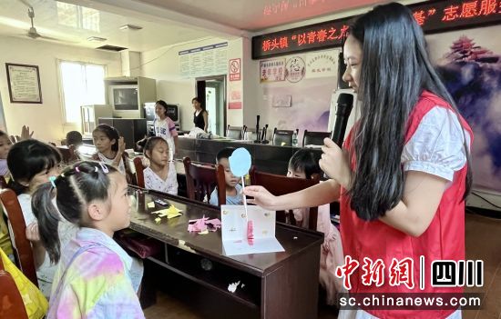 志愿者和青少年游戏互动。贡井融媒 供图 志愿者和青少年游戏互动。贡井融媒 供图