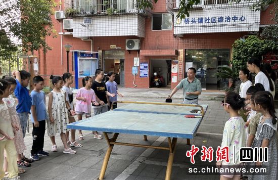享受乒乓球运动的乐趣。贡井融媒 供图 享受乒乓球运动的乐趣。贡井融媒 供图