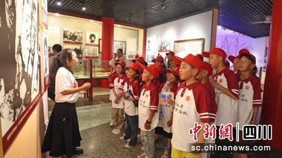 参观建川博物馆。杜松涛 摄 参观建川博物馆。杜松涛 摄