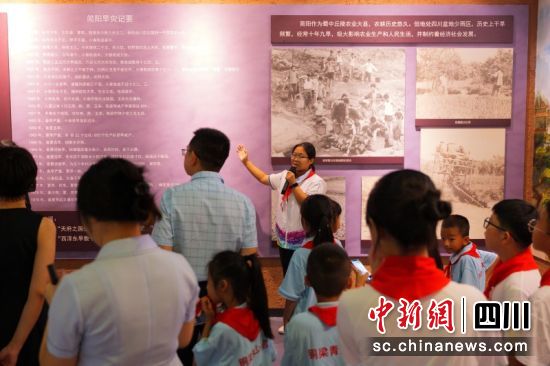 成渝少先队员参观简阳市规划馆。潘婷 摄 成渝少先队员参观简阳市规划馆。潘婷 摄