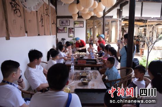 成渝少先队员游览石桥古镇。潘婷 摄 成渝少先队员游览石桥古镇。潘婷 摄