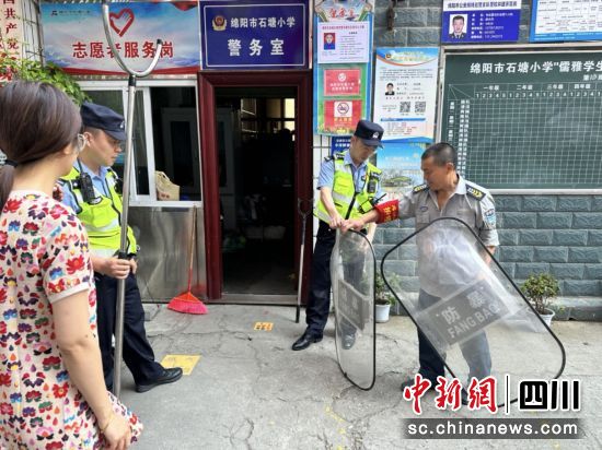 民警对学校保安进行警用器械培训。 绵阳市公安局特巡警支队巡逻八大队供图 民警对学校保安进行警用器械培训。 绵阳市公安局特巡警支队巡逻八大队供图