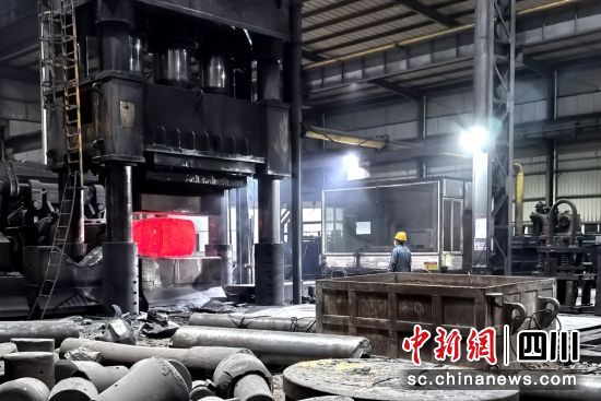深夜生产车间里灯火通明,机器轰鸣声,工人们忙碌在生产线上。李霞 摄 深夜生产车间里灯火通明,机器轰鸣声,工人们忙碌在生产线上。李霞 摄
