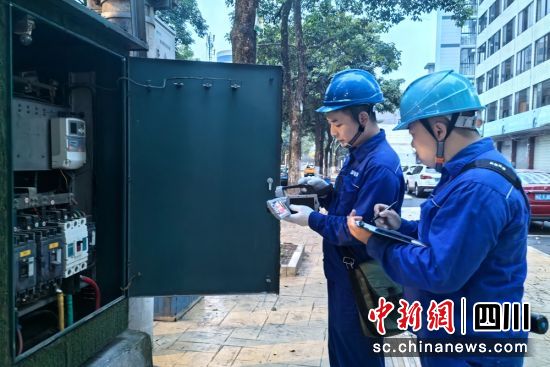 洪雅城区电力工人对变压器台区设备运行情况进行检查。李霞 摄 洪雅城区电力工人对变压器台区设备运行情况进行检查。李霞 摄