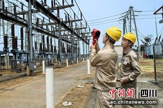 余坪镇220KV天井坎变电站运维人员正在进行红外测温。李霞 摄 余坪镇220KV天井坎变电站运维人员正在进行红外测温。李霞 摄
