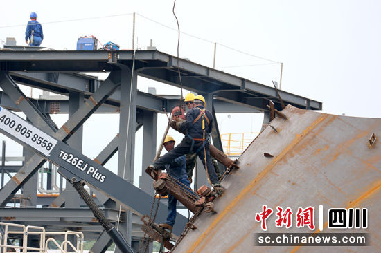 四川能投德阿锂业有限责任公司年产3万吨锂盐项目建设现场。 绵竹市融媒体中心供图 四川能投德阿锂业有限责任公司年产3万吨锂盐项目建设现场。 绵竹市融媒体中心供图
