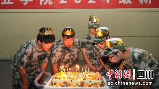 四川一高校举行万人集体生日会。四川科技职业学院供图。 四川一高校举行万人集体生日会。四川科技职业学院供图。