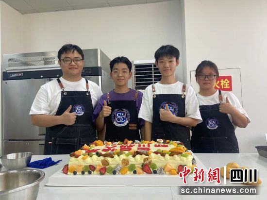 四川一高校举行万人集体生日会。四川科技职业学院供图。 四川一高校举行万人集体生日会。四川科技职业学院供图。