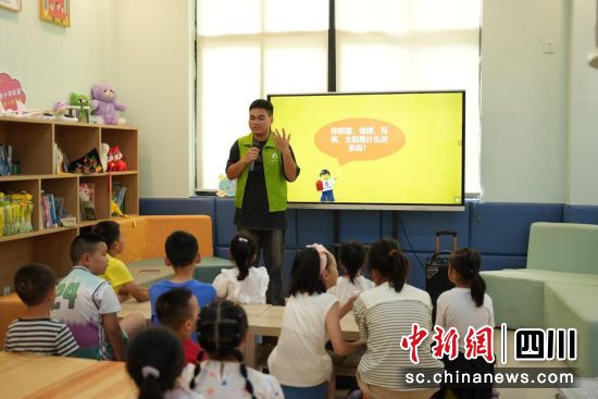 志愿者给孩子们上课。汶川县委宣传部供图 志愿者给孩子们上课。汶川县委宣传部供图