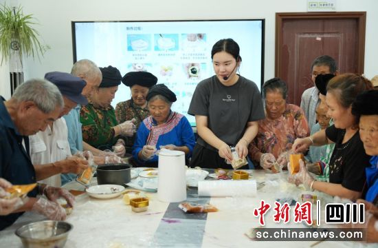 志愿者教老人制作月饼。汶川县委宣传部供图 志愿者教老人制作月饼。汶川县委宣传部供图