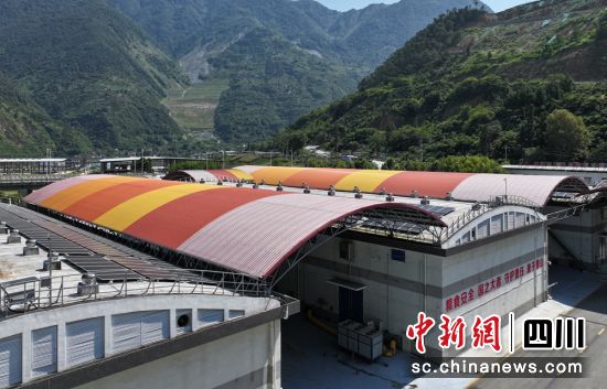 粮库上的“发电站”。石棉融媒 供图 粮库上的“发电站”。石棉融媒 供图