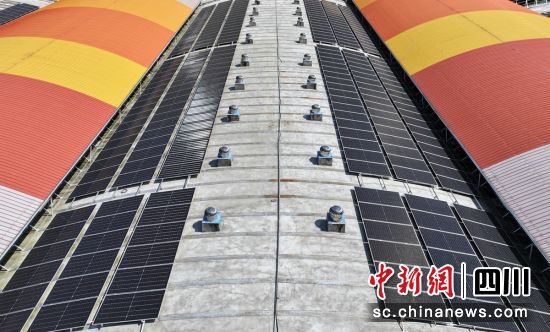 粮库仓顶上安装光伏板。石棉融媒 供图 粮库仓顶上安装光伏板。石棉融媒 供图