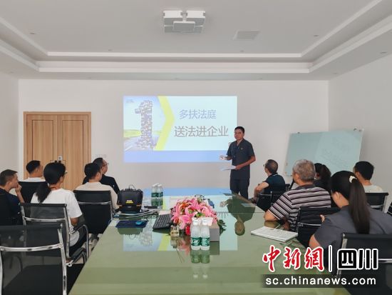 西充县南台街道天宝寺社区庭审直播点,社区群众正在观看庭审直播。廖桂华 摄 西充县南台街道天宝寺社区庭审直播点,社区群众正在观看庭审直播。廖桂华 摄