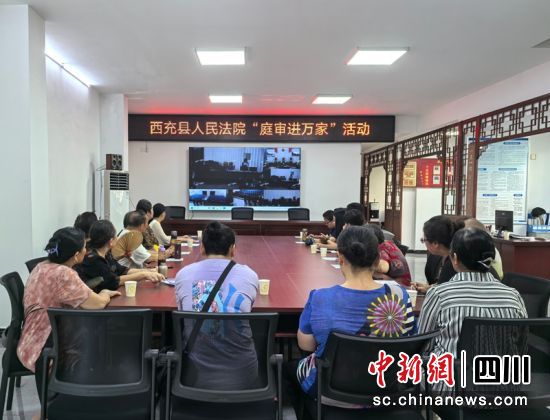 庭审后,多扶法庭负责人屈培先向四川律奥汽车配件有限公司员工进行相关法治宣讲。西充县人民法院供图 庭审后,多扶法庭负责人屈培先向四川律奥汽车配件有限公司员工进行相关法治宣讲。西充县人民法院供图