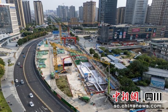 市域(郊)铁路成都至德阳线工程五洲广场站主体结构封顶现场。记者 刘忠俊 摄 市域(郊)铁路成都至德阳线工程五洲广场站主体结构封顶现场。记者 刘忠俊 摄