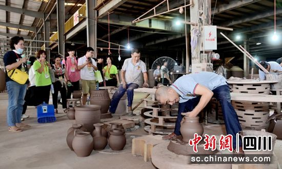 参观土陶制作过程。荣县融媒 供图 参观土陶制作过程。荣县融媒 供图
