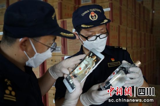 海关查验关员对出口白酒开展属地查检。 宜宾海关 供图 海关查验关员对出口白酒开展属地查检。 宜宾海关 供图