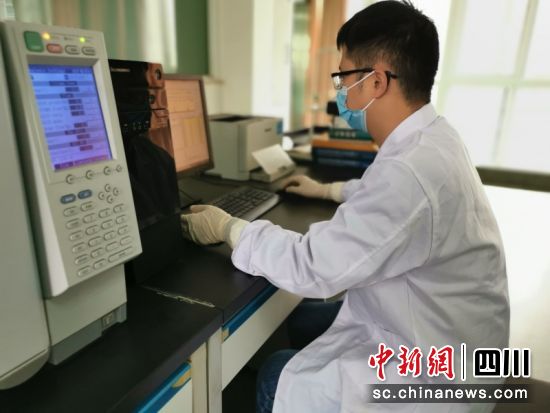 海关实验室工作人员对出口白酒开展检测 。宜宾海关 供图 海关实验室工作人员对出口白酒开展检测 。宜宾海关 供图