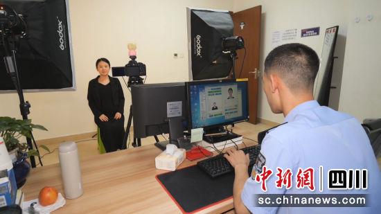 市民拍摄证件照。郫都区融媒体中心 供图 市民拍摄证件照。郫都区融媒体中心 供图