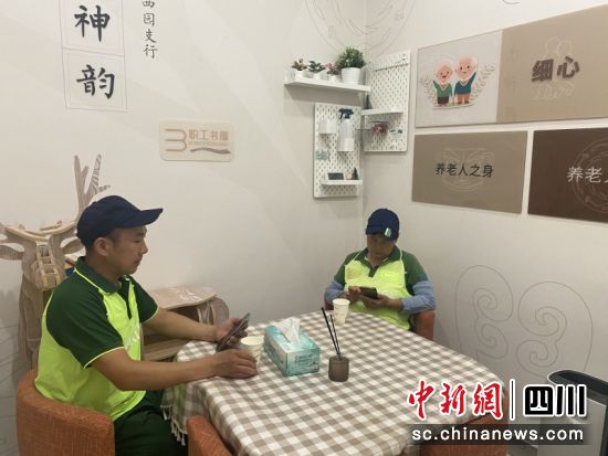 正在温馨、凉爽的房间里休息。杨雪怡 摄 正在温馨、凉爽的房间里休息。杨雪怡 摄