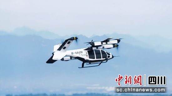 中国企业沃飞长空自主设计研发的AE200电动垂直起降航空器验证机进行全倾转飞行。 沃飞长空 供图 中国企业沃飞长空自主设计研发的AE200电动垂直起降航空器验证机进行全倾转飞行。 沃飞长空 供图