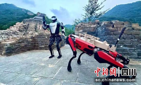 在2024世界机器人大会前夕,“绵阳造”机器狗登上北京八达岭长城。 绵阳市经济合作局 供图 在2024世界机器人大会前夕,“绵阳造”机器狗登上北京八达岭长城。 绵阳市经济合作局 供图