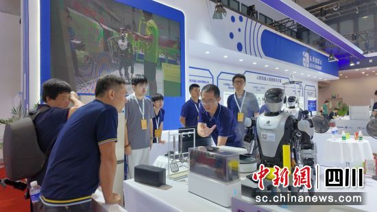 招商企业乐聚公司“绵阳造”人形机器人亮相2024世界机器人大会。 绵阳市经济合作局 供图 招商企业乐聚公司“绵阳造”人形机器人亮相2024世界机器人大会。 绵阳市经济合作局 供图