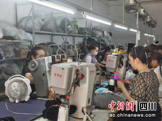 针车流水线上的工人。闫凯 摄 针车流水线上的工人。闫凯 摄