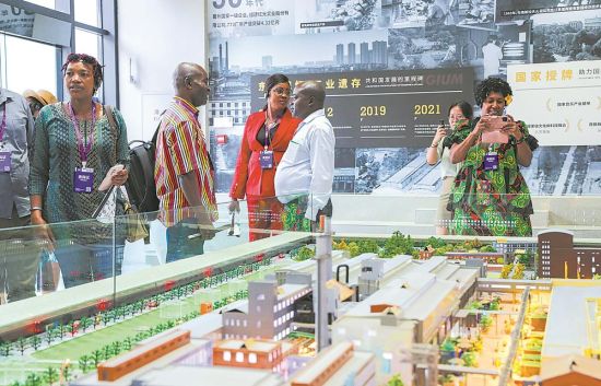▲新闻工作者参观成都传媒集团东郊记忆 ▲新闻工作者参观成都传媒集团东郊记忆