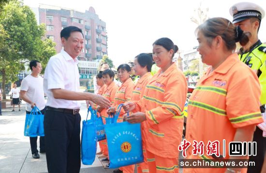 慰问现场。彭超 供图 慰问现场。彭超 供图