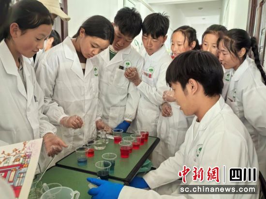 高校学子与孩子们一起做实验。壤塘县委宣传部供图 高校学子与孩子们一起做实验。壤塘县委宣传部供图