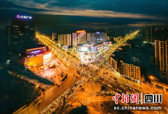 南充不夜城。陈静 摄 南充不夜城。陈静 摄