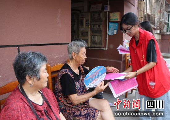 志愿者正在发放宣传单。蒋星 摄 志愿者正在发放宣传单。蒋星 摄
