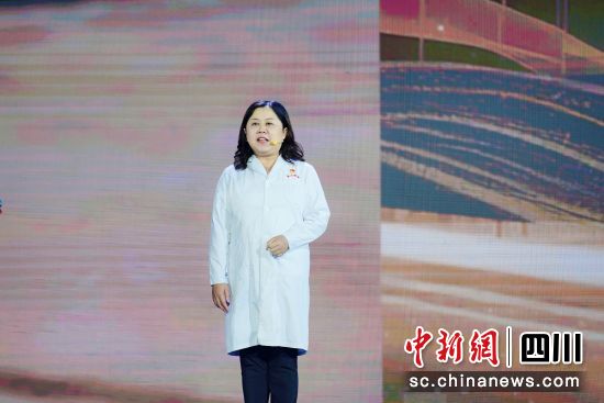 曾红莲教授登台讲述。成大附院 供图 曾红莲教授登台讲述。成大附院 供图