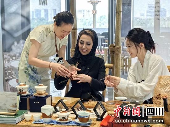 向嘉宾展示。崇州市侨联 供图 向嘉宾展示。崇州市侨联 供图