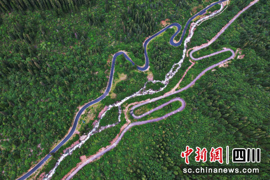 达古冰川景区。 达古冰川风景名胜区管理局供图 达古冰川景区。 达古冰川风景名胜区管理局供图