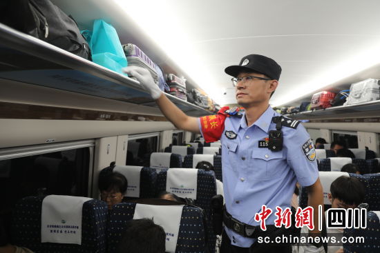 乘警支队民警在列车上开展巡视检查。成都铁路公安处供图 乘警支队民警在列车上开展巡视检查。成都铁路公安处供图