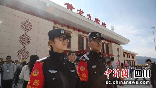 派出所民警在开通仪式现场值守维序。成都铁路公安处供图 派出所民警在开通仪式现场值守维序。成都铁路公安处供图