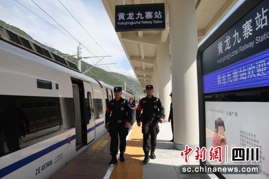 特警支队民警在站台上巡逻。成都铁路公安处供图 特警支队民警在站台上巡逻。成都铁路公安处供图