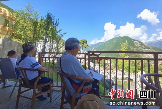文艺家创作现场。 黑水县文联供图 文艺家创作现场。 黑水县文联供图