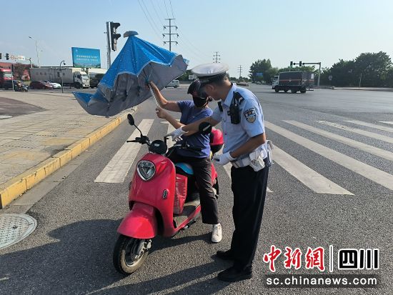 余国富在工作岗位上执勤。 德阳市公安局供图 余国富在工作岗位上执勤。 德阳市公安局供图