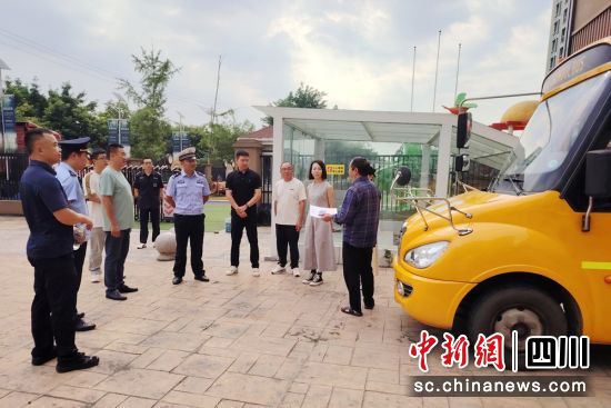 校车安全检查现场。何鑫 摄 校车安全检查现场。何鑫 摄