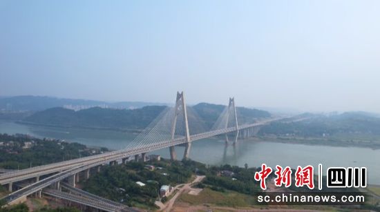 备受市民关注的世界首座公路与高铁同层合建的宜宾临港长江大桥。李雪 摄 备受市民关注的世界首座公路与高铁同层合建的宜宾临港长江大桥。李雪 摄