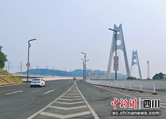 世界首座公路与高铁同层合建的宜宾临港长江大桥及南、北连接线试通车。李雪 摄 世界首座公路与高铁同层合建的宜宾临港长江大桥及南、北连接线试通车。李雪 摄