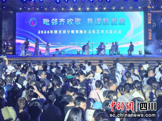 精彩的节目吸引众多观众。苗志勇 摄 精彩的节目吸引众多观众。苗志勇 摄