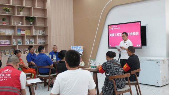 爱心驿站里的劳模宣讲会 记者 柯晓琳摄 爱心驿站里的劳模宣讲会 记者 柯晓琳摄