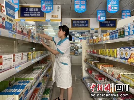 商家关灯节能。刘小绫 摄 商家关灯节能。刘小绫 摄