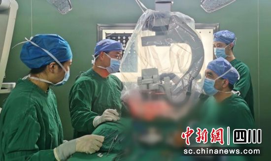 正在进行手术现场。李强 摄 正在进行手术现场。李强 摄