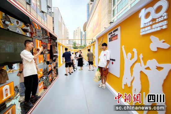 游客在打卡手印墙前拍照留念。记者 刘忠俊 摄 游客在打卡手印墙前拍照留念。记者 刘忠俊 摄