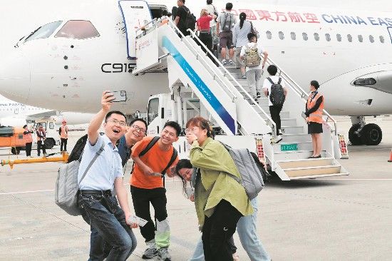 游客在成都天府国际机场与国产大飞机C919合影。 游客在成都天府国际机场与国产大飞机C919合影。